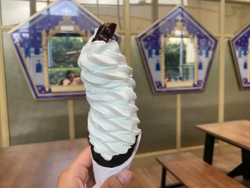 カエルチョコがのったミントアイス