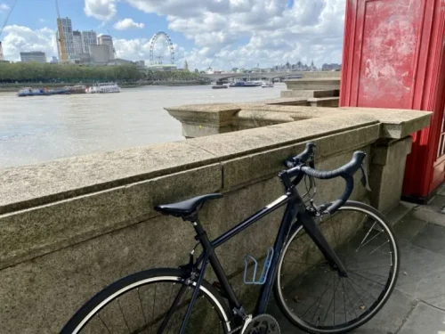 ロンドン市内をサイクリング テムズ川
