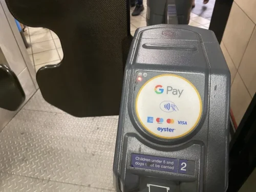 ヒースロー空港からロンドン市内に向かう　電車の改札