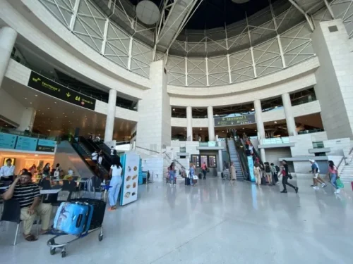リスボンからバルセロナ　空港　飛行機