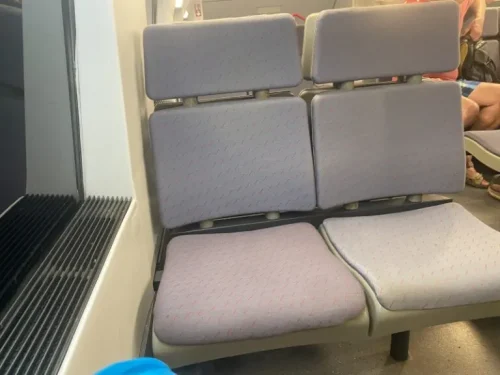 バルセロナ シッチェス 移動 行き方 電車の中