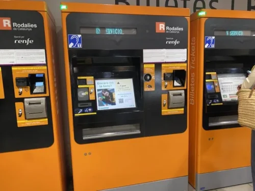 バルセロナ シッチェス 移動 行き方 電車