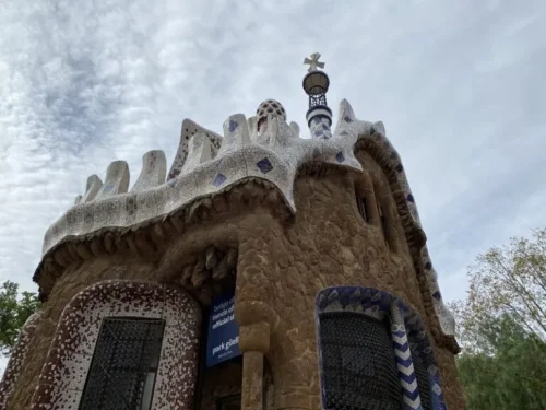 スペイン　バルセロナ　グエル公園　見どころ　ポルティコの門楼（Porter's Lodge Pavilion）