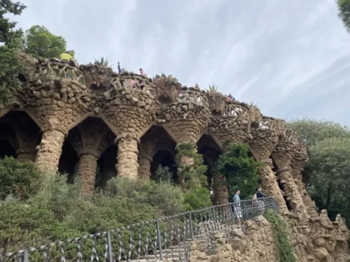 スペイン　バルセロナ　グエル公園　見どころ　ヴィアデュクト（Viaducts）