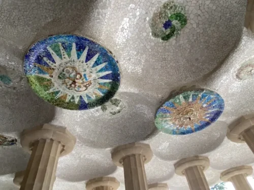 スペイン　バルセロナ　グエル公園　見どころ　ハイポスタイル広間（Hypostyle Room）