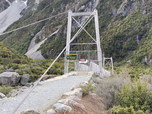 天気が悪い日のフッカーバレートラック 吊り橋